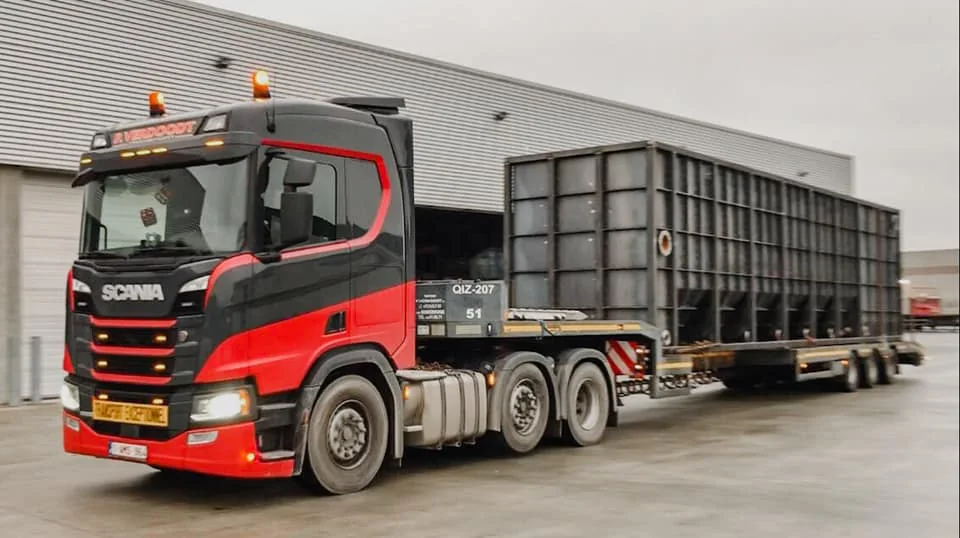P. Verdoodt Scania met dieplader-oplegger beladen met een grote stalen constructie, uitzonderlijk vervoer