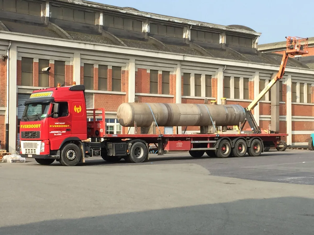 Rode Volvo FH van P. Verdoodt beladen met grote stalen tanks